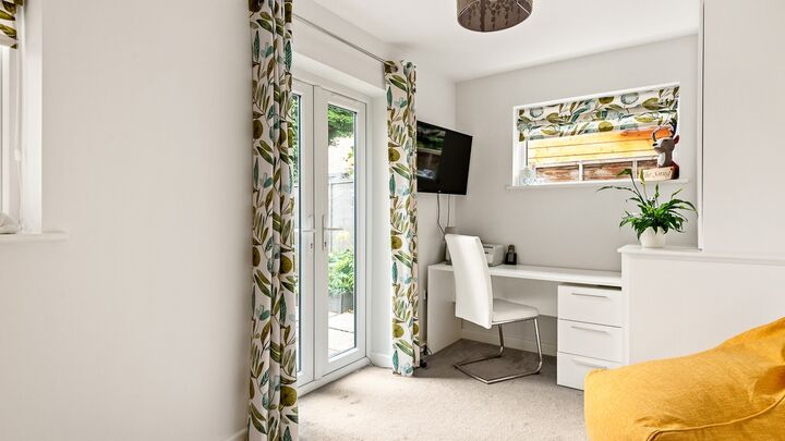 11. 201014-098 Office.jpg