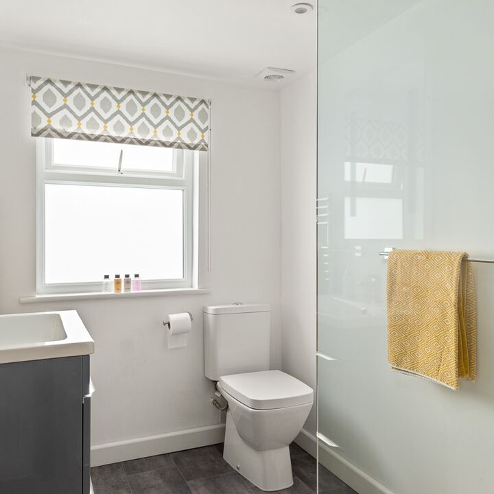 16. 201014-115 Ensuite.jpg