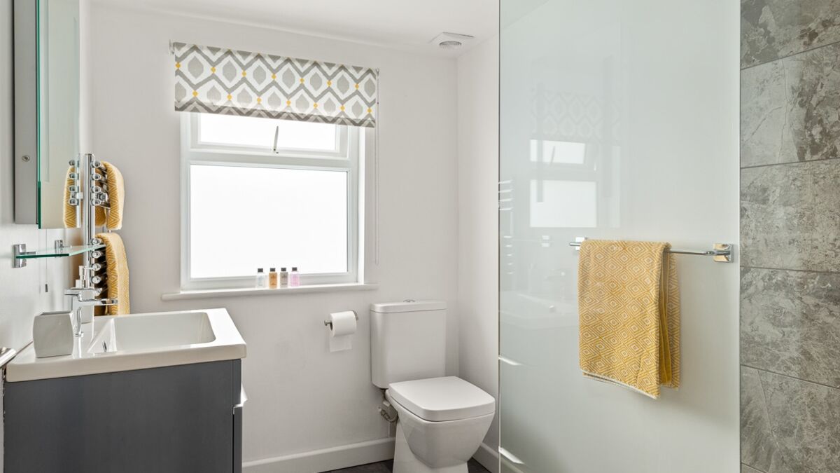 16. 201014-115 Ensuite.jpg