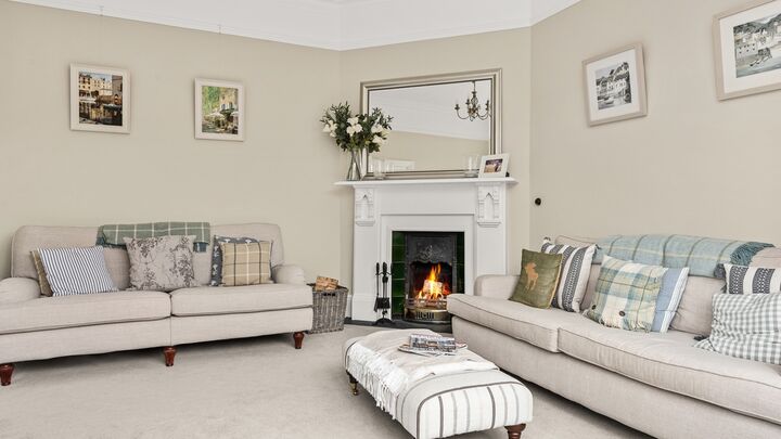 8. 201009-411 Living room.jpg