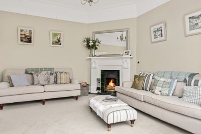 8. 201009-411 Living room.jpg