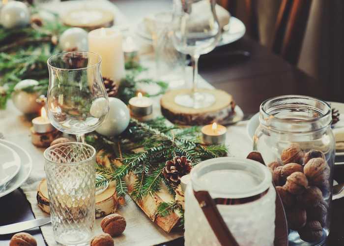 Rustic Christmas table decorations