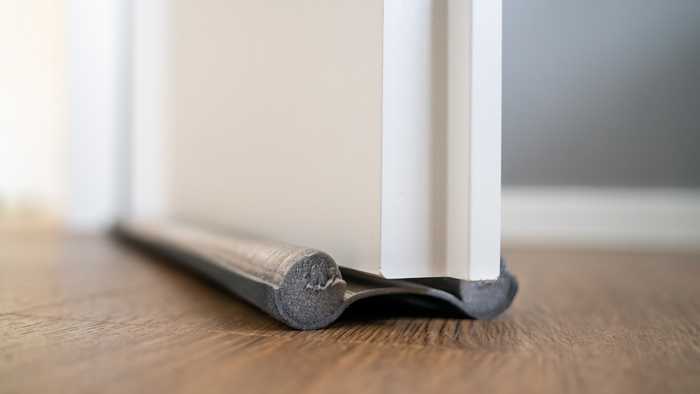Draught excluder installed to the bottom of a door