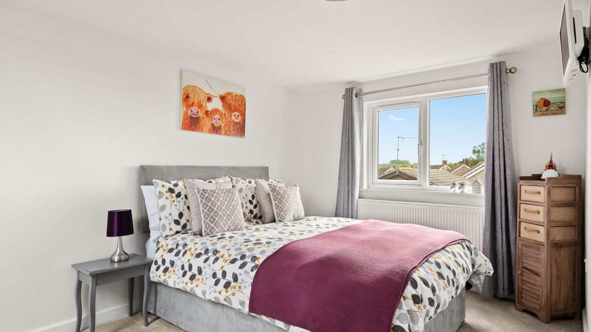 14. 201014-109 Top bedroom.jpg