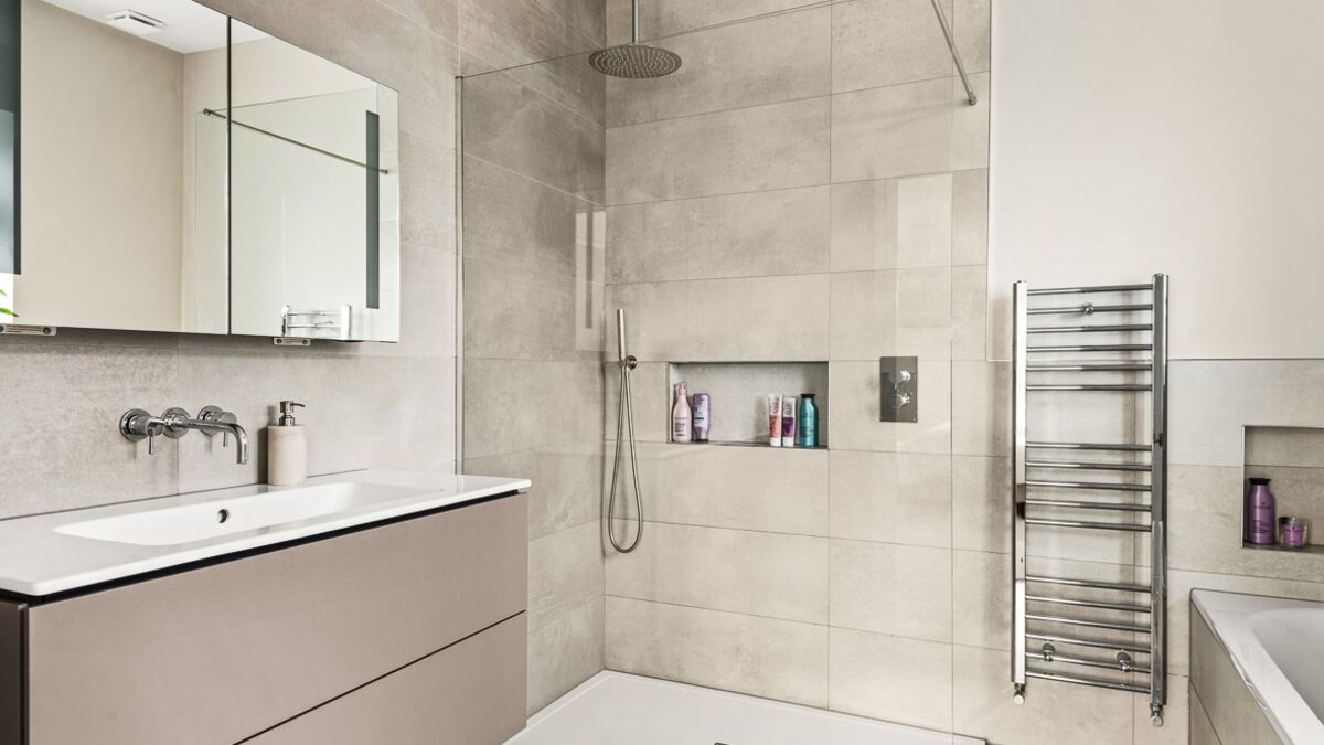 11. 201009-396 Ensuite.jpg